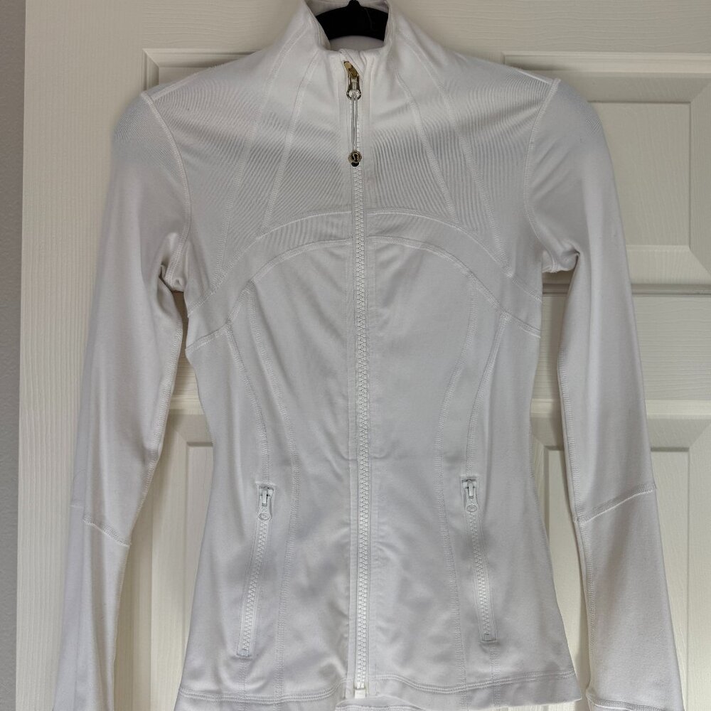 *PRE-OWNED* lululemon Women's Size 2 Define Jacket